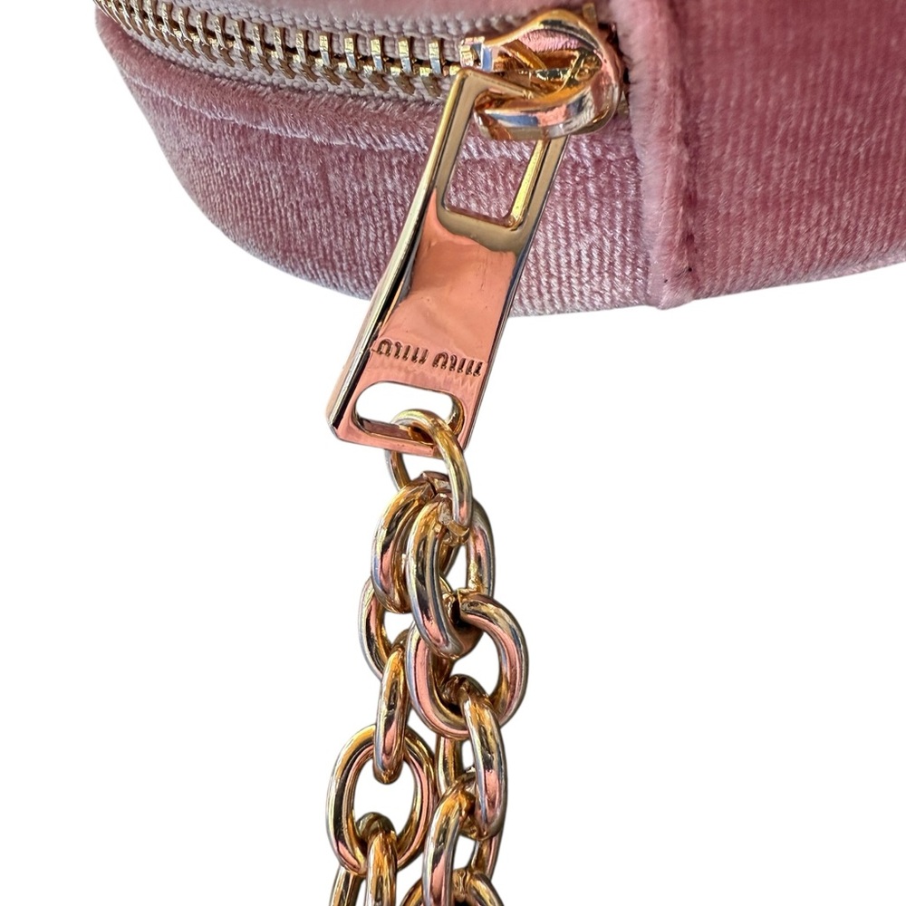 New in Box Miu Miu GWPPink Velvet Round Wristlet with Gold Chain - Picture 6 of 12
